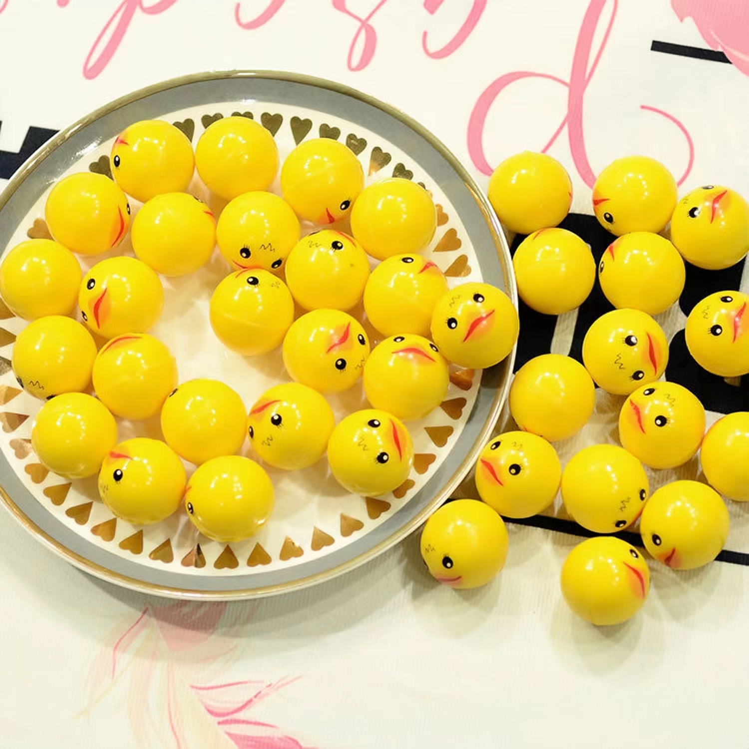 32mmの弾むボール、プラスチックボール、小さな黄色いアヒル - Party Games Egg のレビューと価格